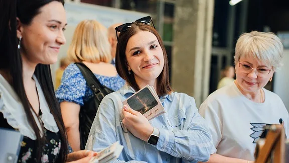 В Саратове состоялась книжная ярмарка «Огни над Волгой» Союза писателей России — фото 5