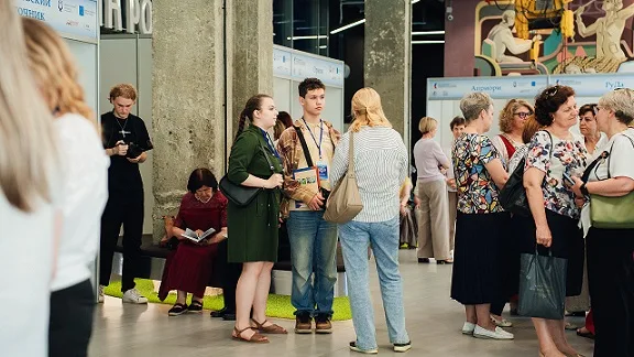 В Саратове состоялась книжная ярмарка «Огни над Волгой» Союза писателей России — фото 9