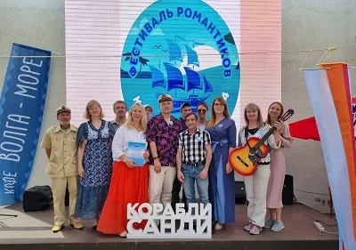 На Набережной Саратова прошёл второй день третьего ежегодного литературного фестиваля романтиков «Корабли Санди» — фото 8