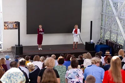 В День города на Новой набережной Саратова завершился проект «Поэтический тренинг «ЛЕТИ!» — фото 4